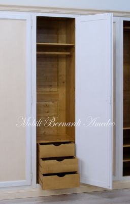 Armadio per camera da letto in stile classico con finitura colorata bianco e crema